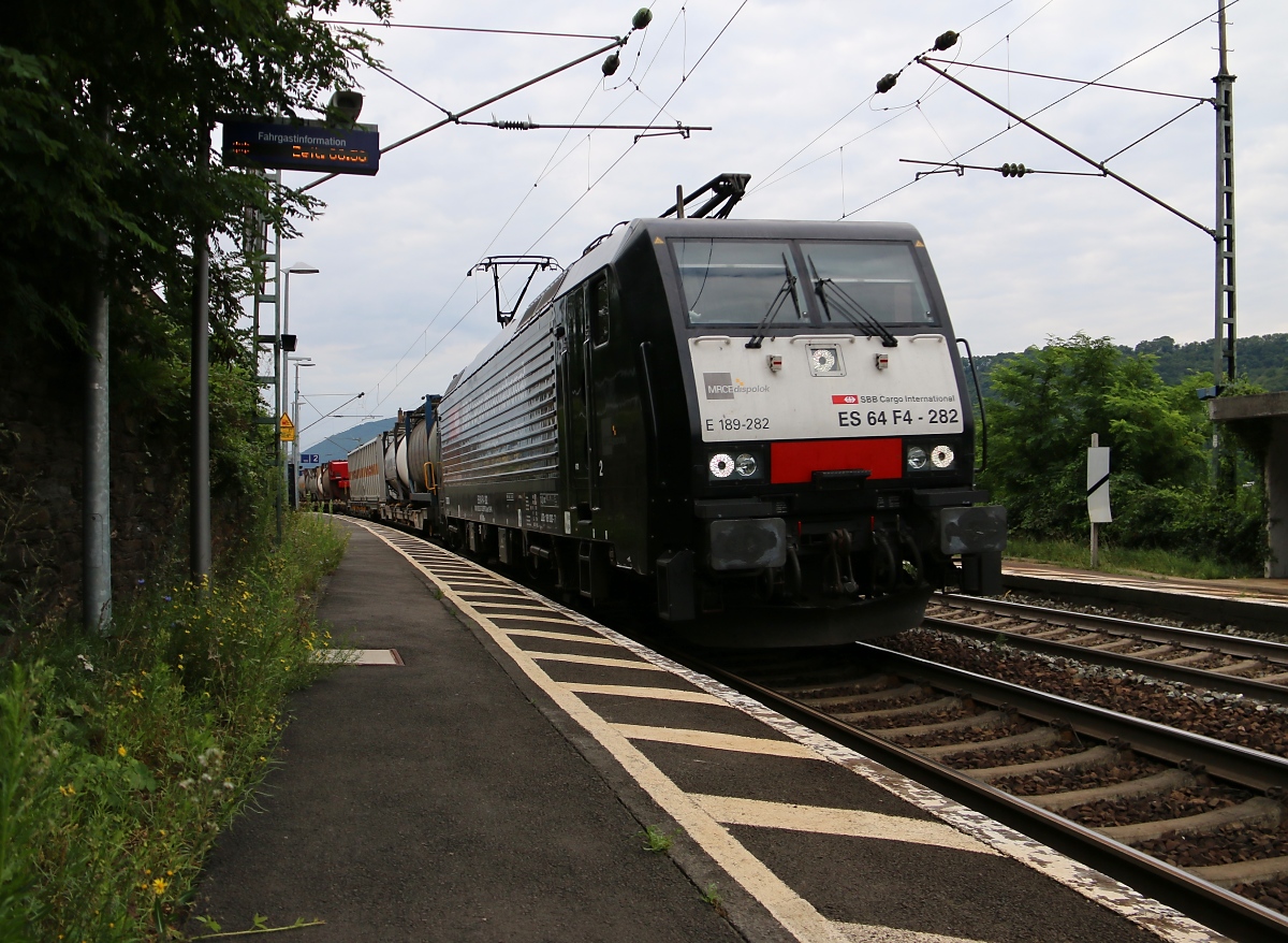 189 202 (ES 64 F4-202) mit SBB Cargo Logos und Containerzug in Fahrtrichtung Norden. Aufgenommen am 16.07.2014 in Lorchhausen.
