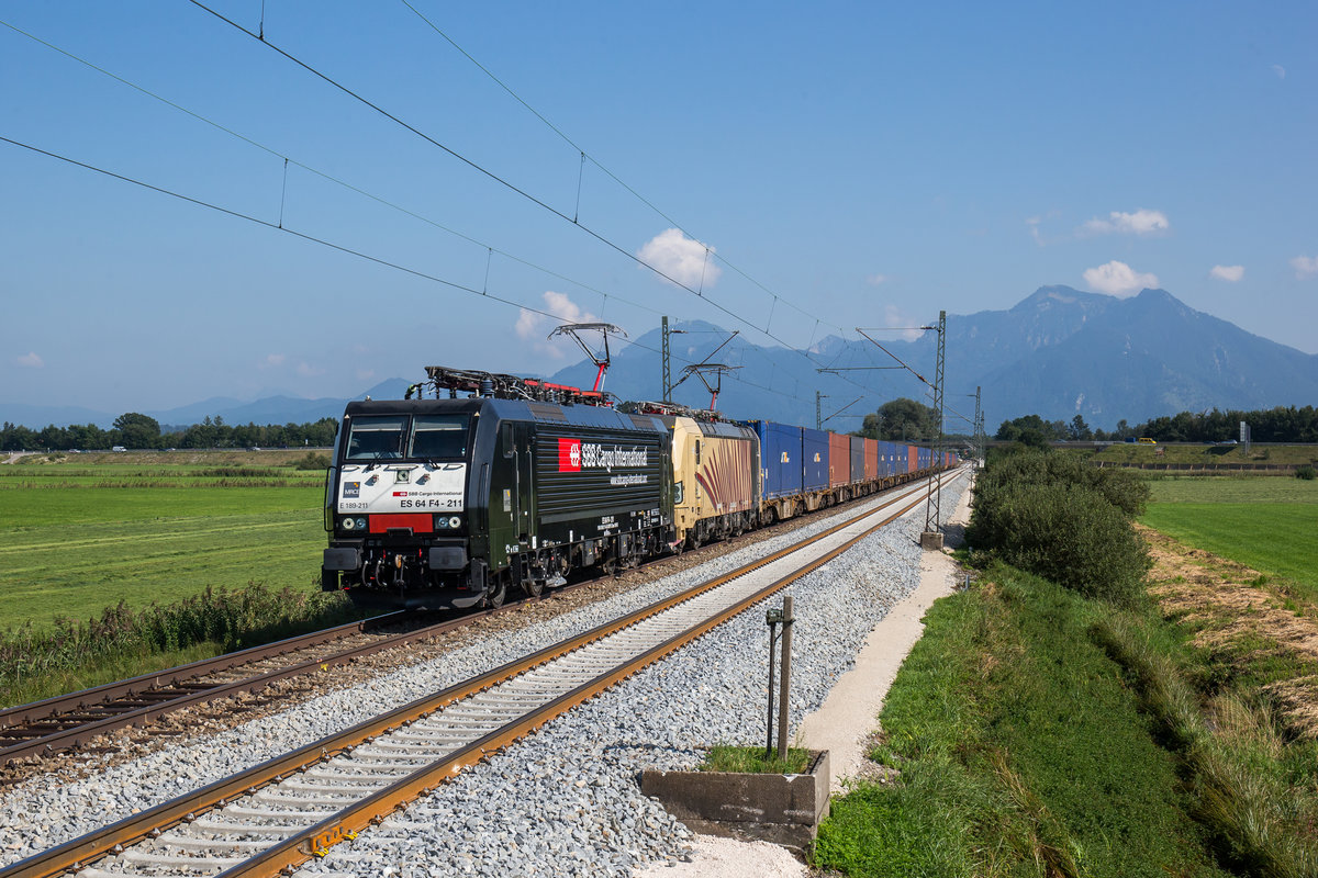 189 211 und 193 777 fahren mit einem Containerzug bei Bernau in Richtung München, aufgenommen am 29. August 2017.
