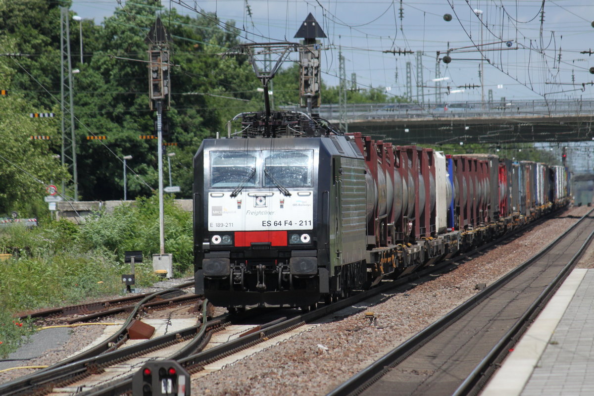 189 211 von MRCE vermietet an ERS Railways durchfährt am 07.06.2017 mit einem Containerzug den bahnhof Graben-Neudorf in Richtung Süden. 