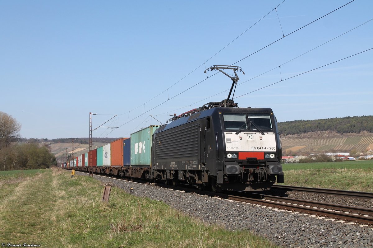 189 280 MRCE mit Containern bei Retzbach-Zellingen am 28.03.2017