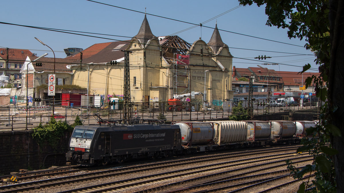 189 282-7 mit einem Güterzug in Offenburg. Die Aufnahme gelang am 25. Juli 2018. 