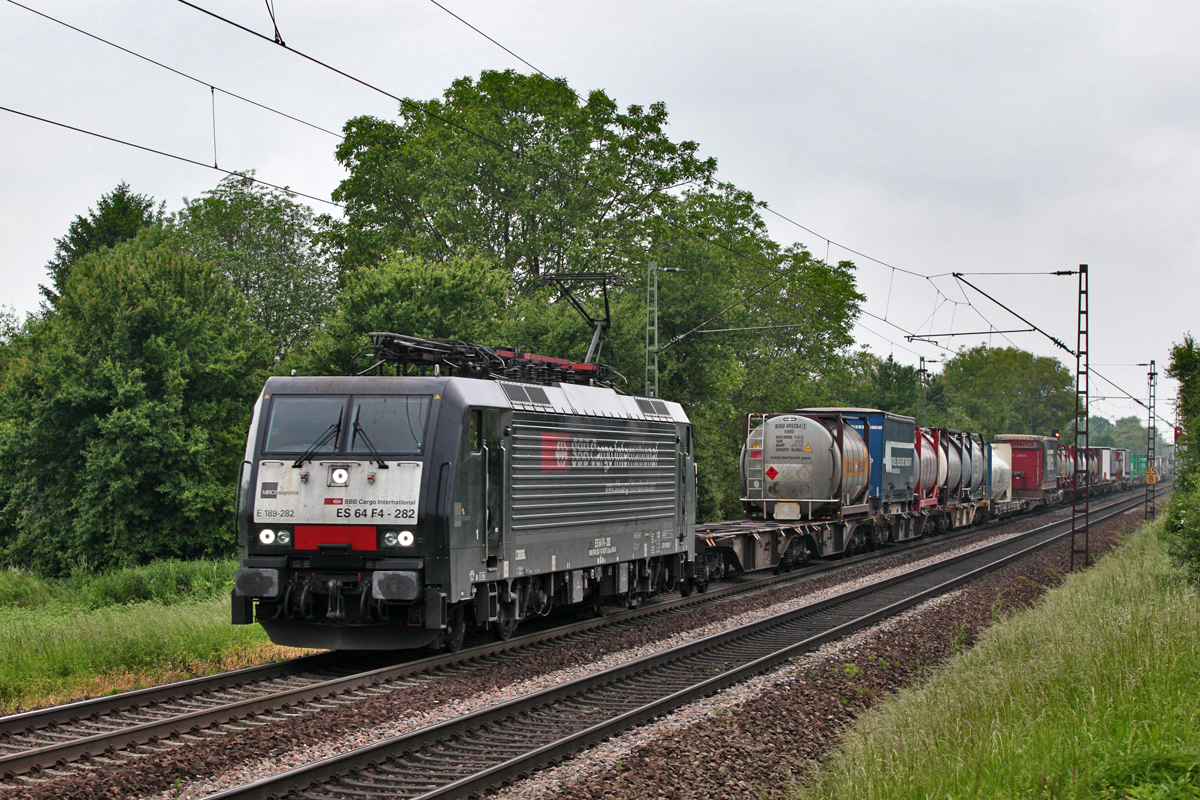 189 282 fährt am 25.5.2016 in Laudenbach mit einem KLV Zug vorbei.