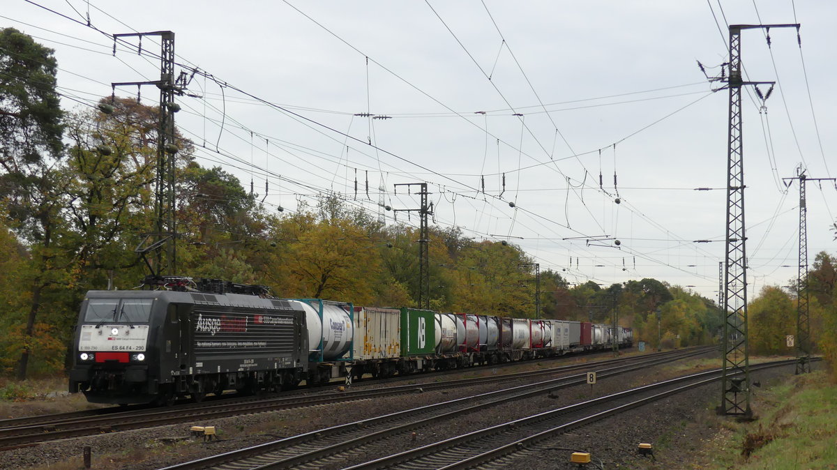 189 290  AusgeRastatt  zieht einen Güterzug durch den Darmstädter Knoten. Der Zug kommt aus Richtung Mannheim und trifft hier gerade an der Abzweigstelle Stockschneiße auf die Rhein-Main Bahn, auf der es weiter gen Westen geht. Aufgenommen am 31.10.2018 15:49