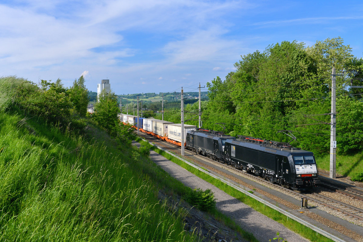 189 452 + 189 458 mit einem Ekol-KLV am 23.05.2017 bei Haiding. 