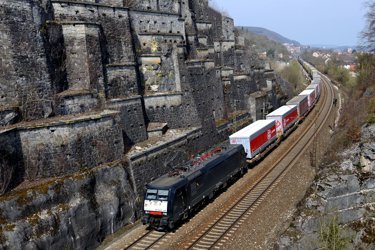 189 459 bespannte den DGS 43109 am 09. April 2015, aufgenommen wurde der gut ausgelastete KLV Zug bei Treuchtlingen.