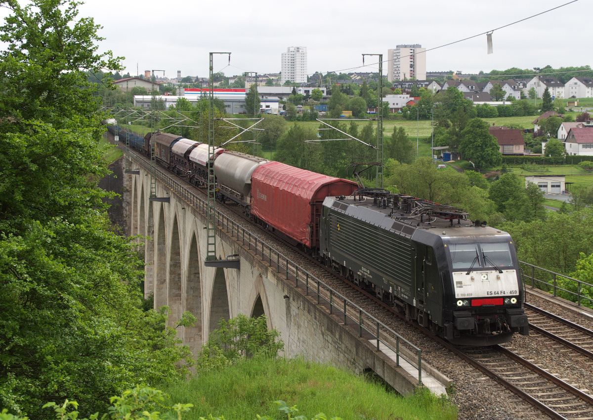 189 459 hat in Hof einen Güterzug übernommen und fährt nun in Richtung Sachsen. Hier überquert der Zug den Saale Viadukt in Unterkotzau. Der Viadukt wurde 1848 erbaut. Bahnstrecke 6362 Leipzig - Hof am 25.05.2016