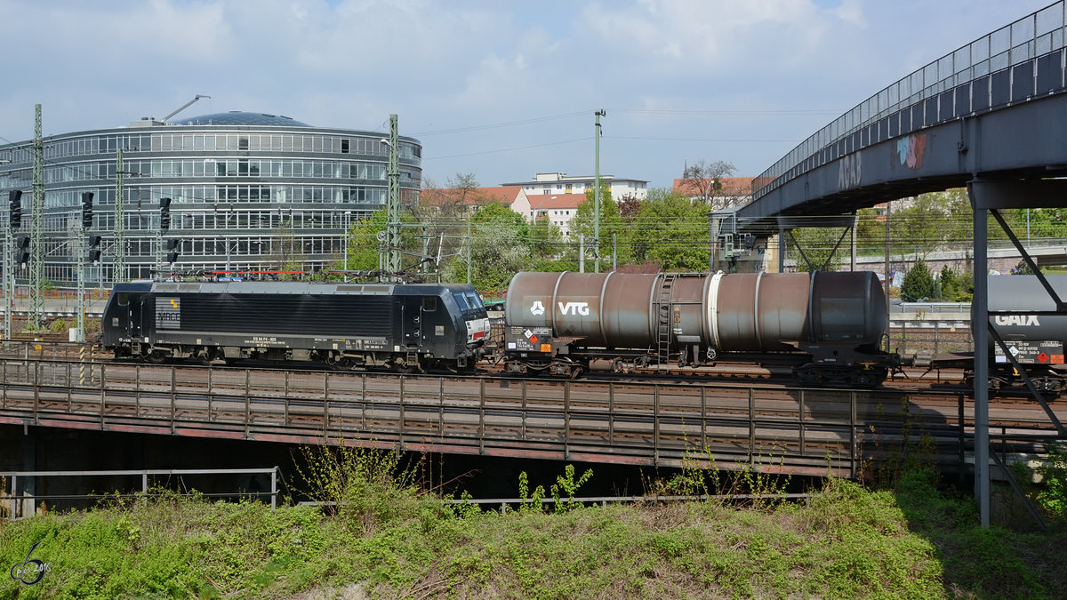 189 803-0 mit einem Güterzug im April 2017 in Dresden.