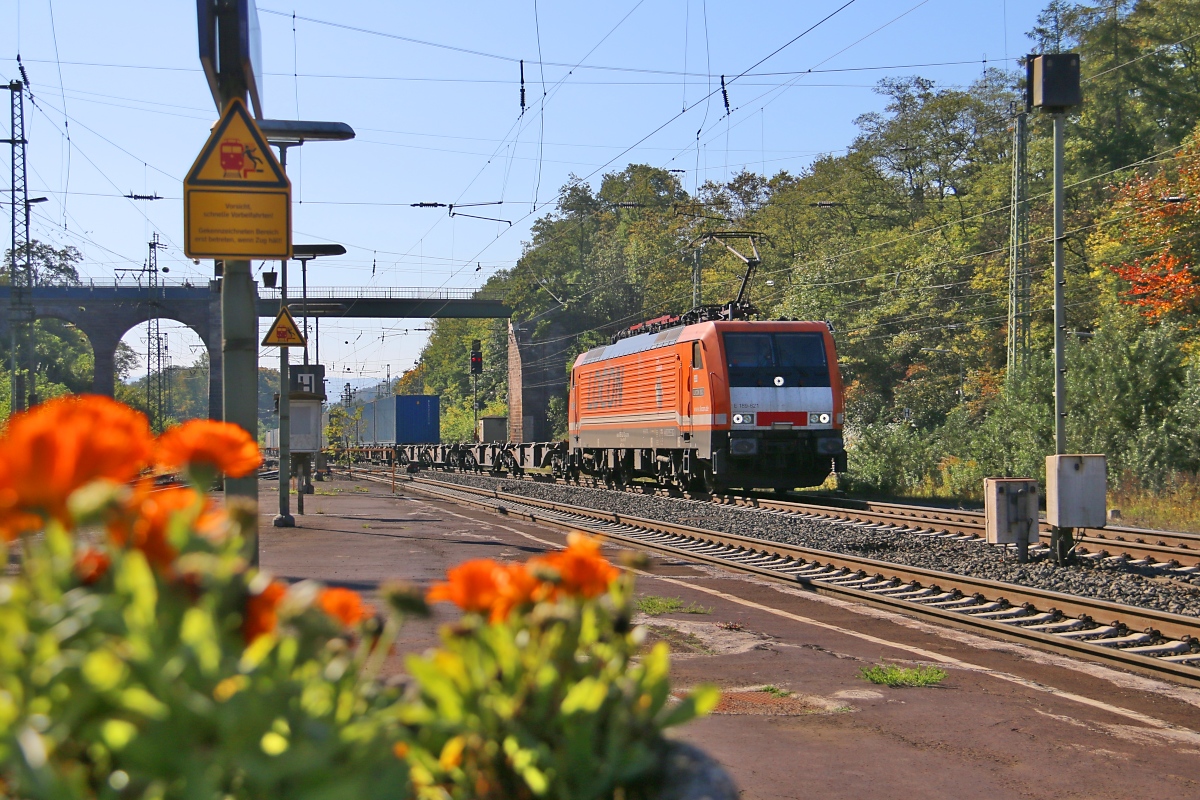 189 821 der Locon mit Containerzug in Fahrtrichtung Norden. Aufgenommen in Eichenberg am 11.10.2015.
