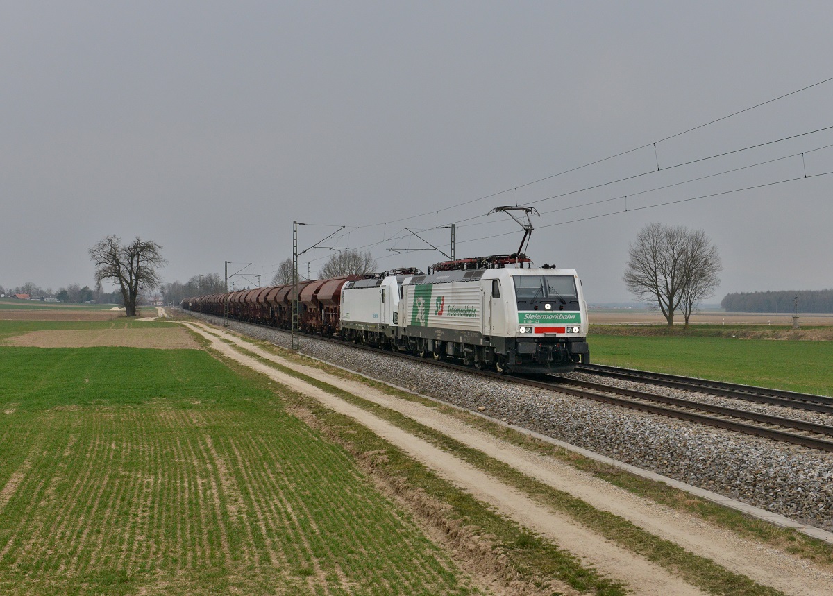 189 822 + 193 814 mit einem Güterzug am 21.03.2015 bei Langenisarhofen. 