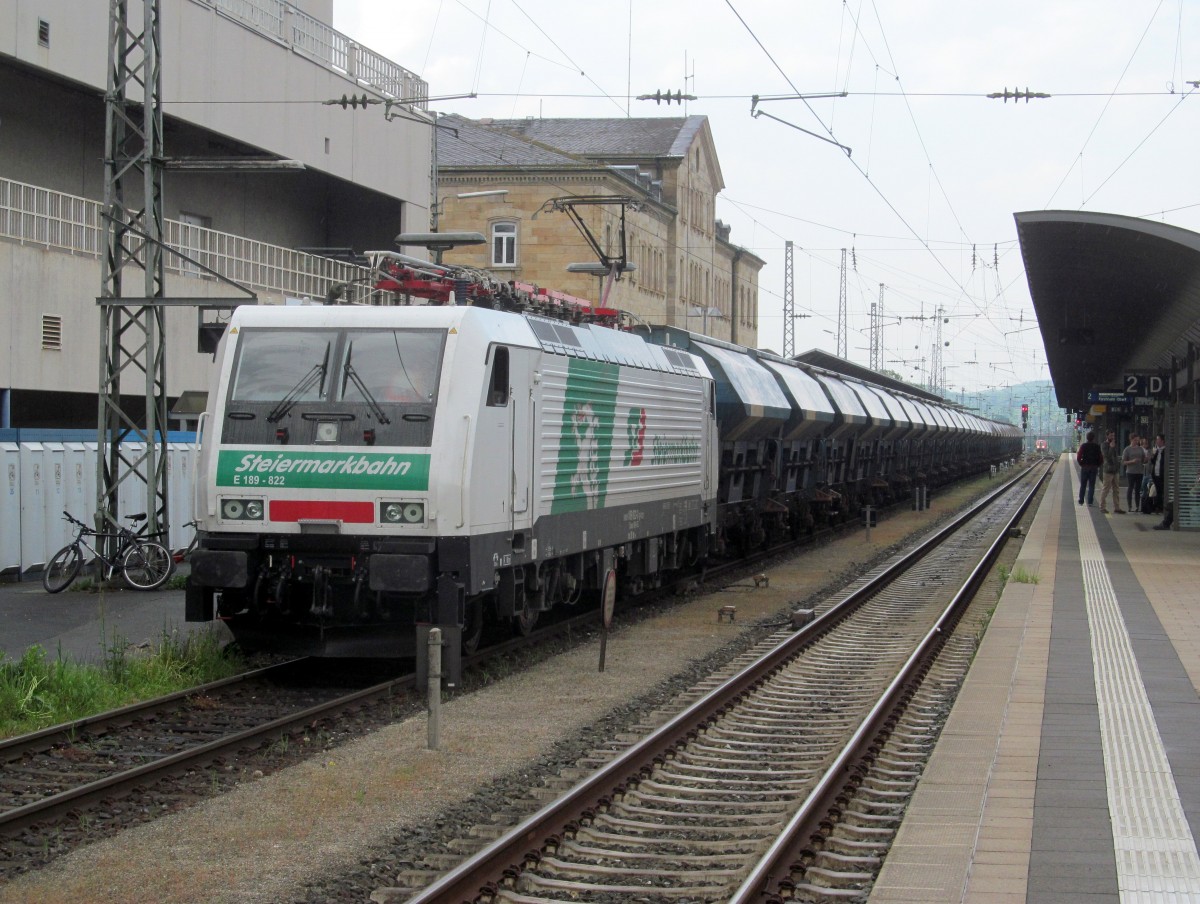 189 822 der Steiermarkbahn steht am 30. April 2014 mit einem Duslo Düngezug im Bahnhof Bamberg.