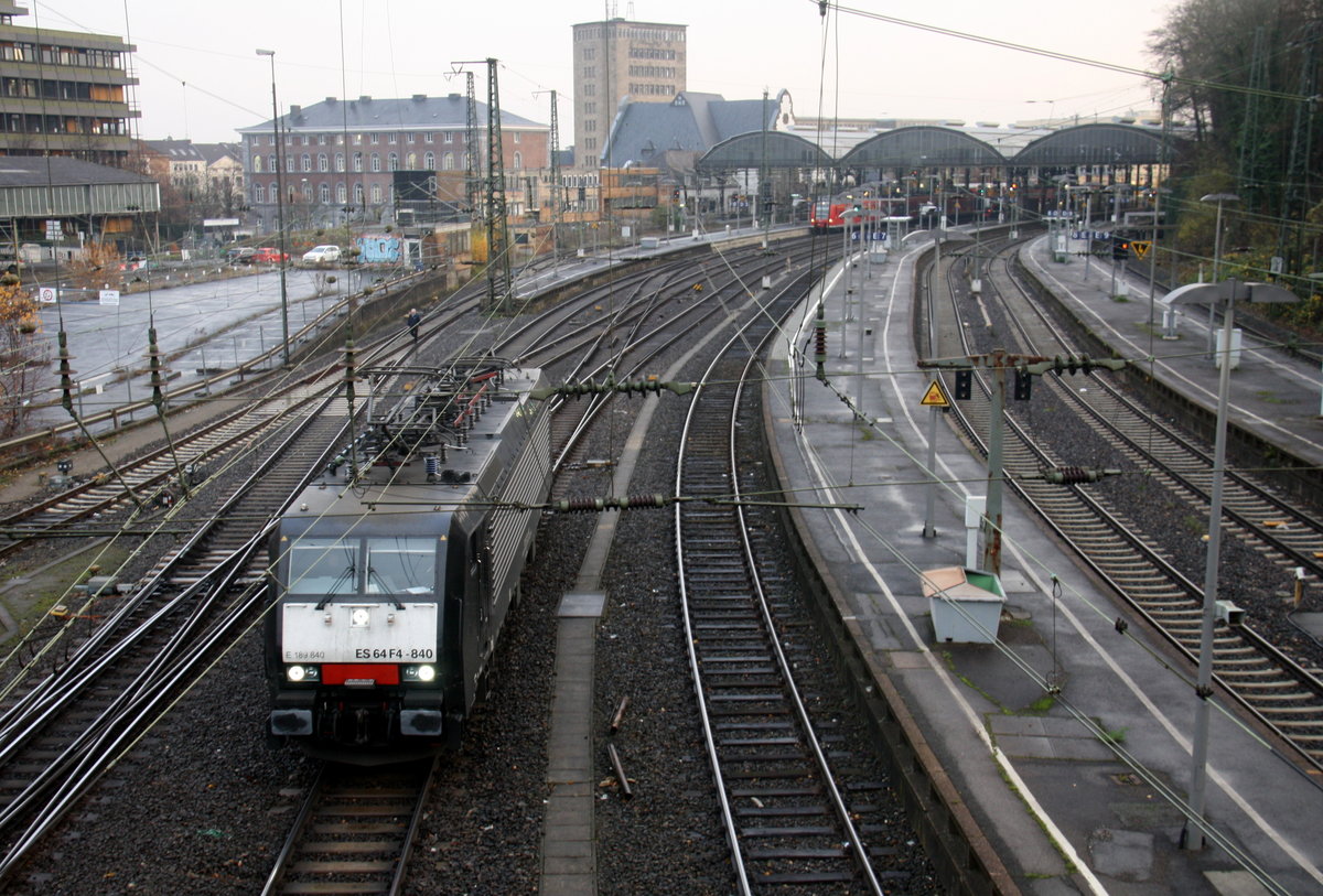 189 840 von Von MRCE kommt als Lokzug aus Köln-Eifeltor(D) nach Aachen-West und kommt aus Richtung Köln und fuhr gerade durch den Aachener-Hbf in Richtung Aachen-Schanz,Aachen-West.
Aufgenommen von der Burtscheider Brücke.
Am Kalten Morgen vom 24.11.2016.