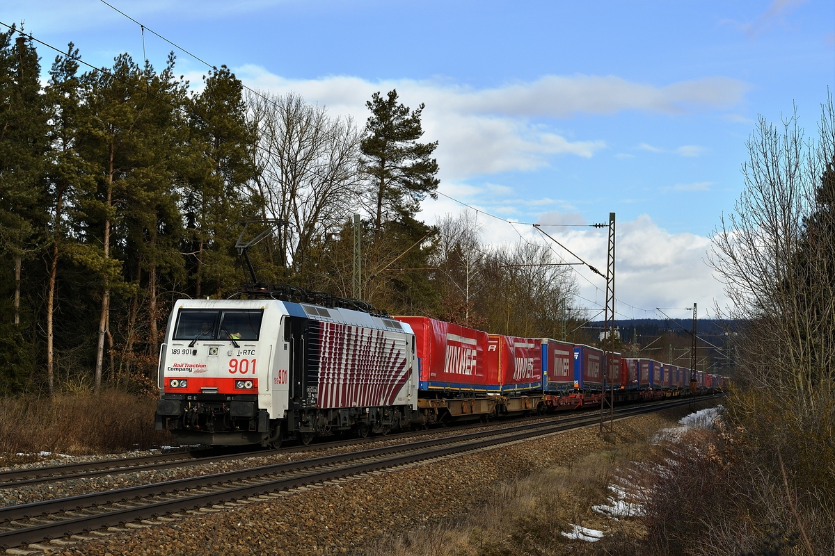 189 901 von Lokomotion bespannte am 9. Februar 2019 den Winner-Klv. Hier ist der Zug bei Westerstetten.