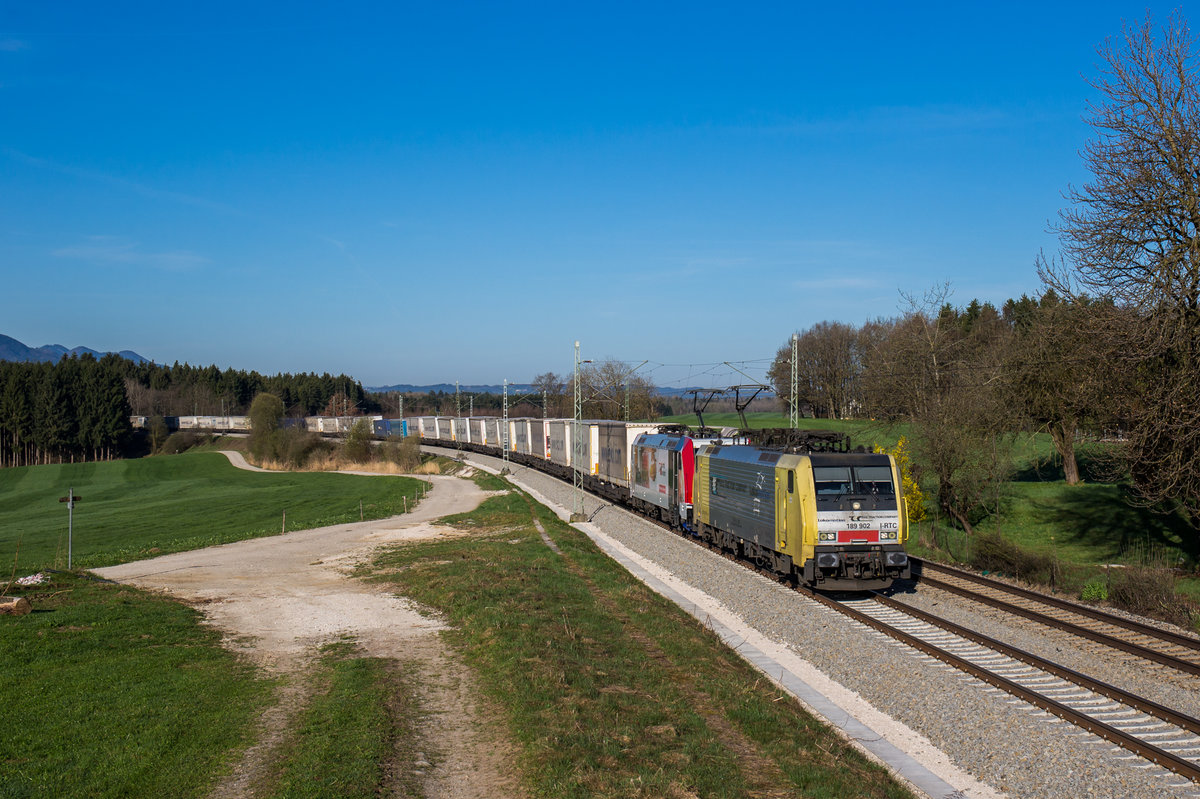 189 902 und 185 665 von Lokomotion fahren mit einem Ekol am 31. März 2017 bei Grabenstätt in Richtung Salzburg.