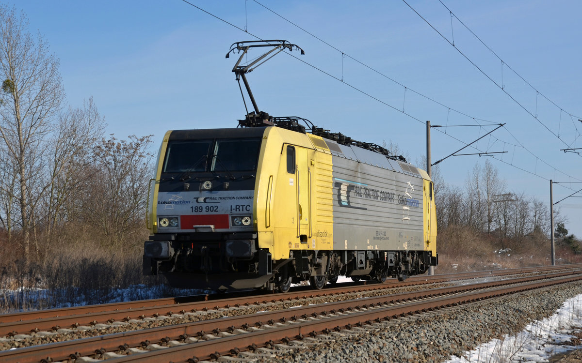 189 902 der Lokomotion wurde am 19.03.18 nach Dessau ins dortige Aw überführt. Hier passiert die Leerfahrt Greppin. Womöglich war es die letzte Fahrt in dieser Farbgebung.