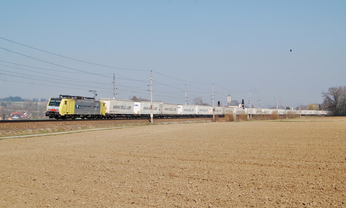 189 903 mit einem Ekolzug in Wartberg an der Krems am 29.03.2014.