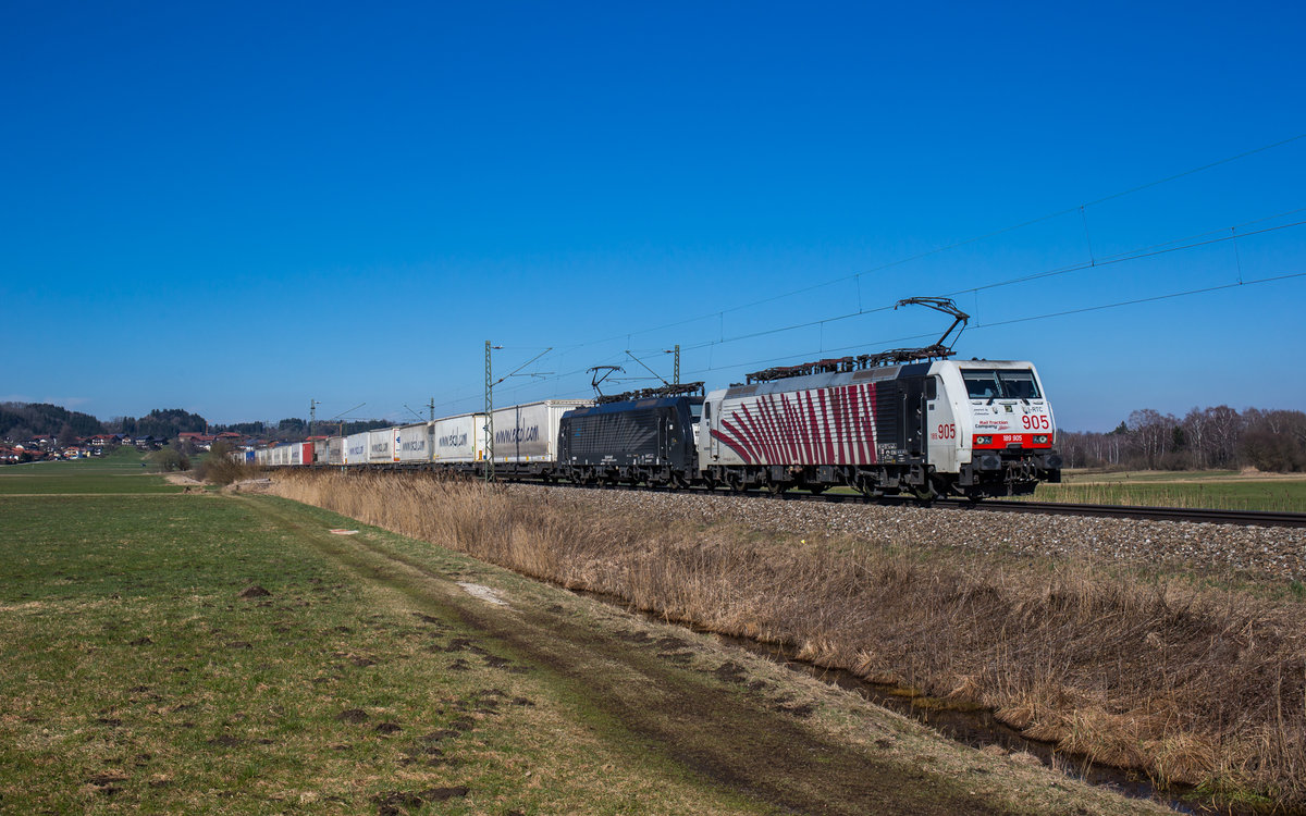 189 905 und 189 927 von Lokomotion fahren mit einem Ekol bei Bernau in Richtung Salzburg, aufgenommen am 12. März 2017.