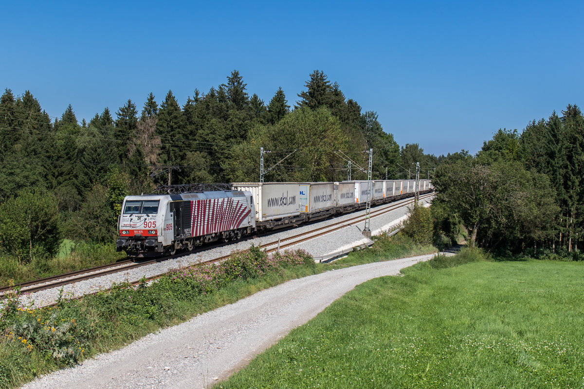 189 905 von Lokomotion fährt mit einem EKOL bei Grabenstätt Richtung München, aufgenommen am 7. September 2016.