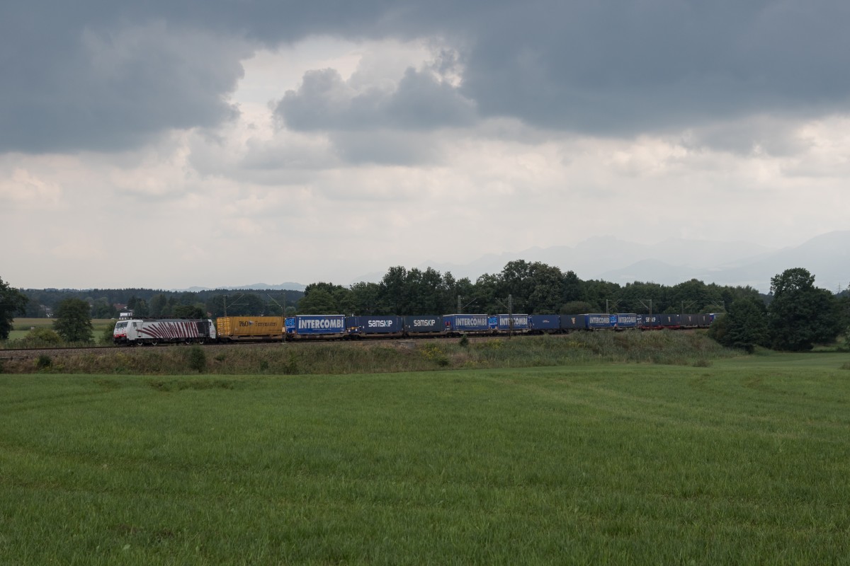 189 912 von Lokomotion mit einem KLV am 20. August 2015 bei Großkarolinenfeld.