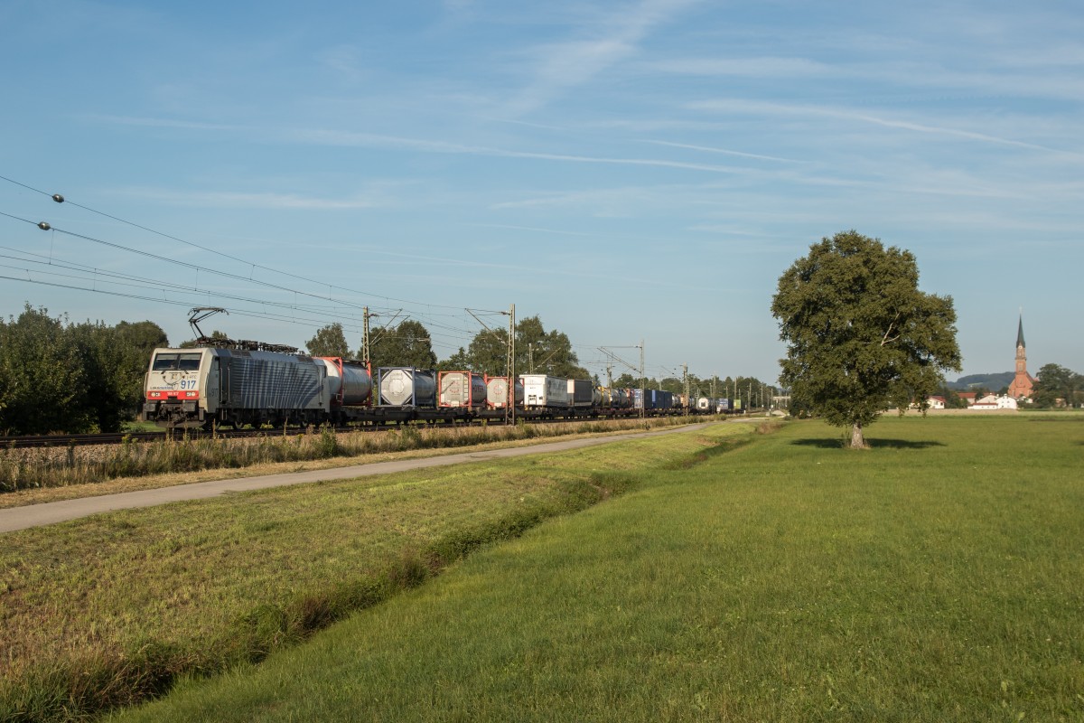 189 917 von Lokomotion mit einem Aufliegerzug am 12. September 2015 bei Übersee.
