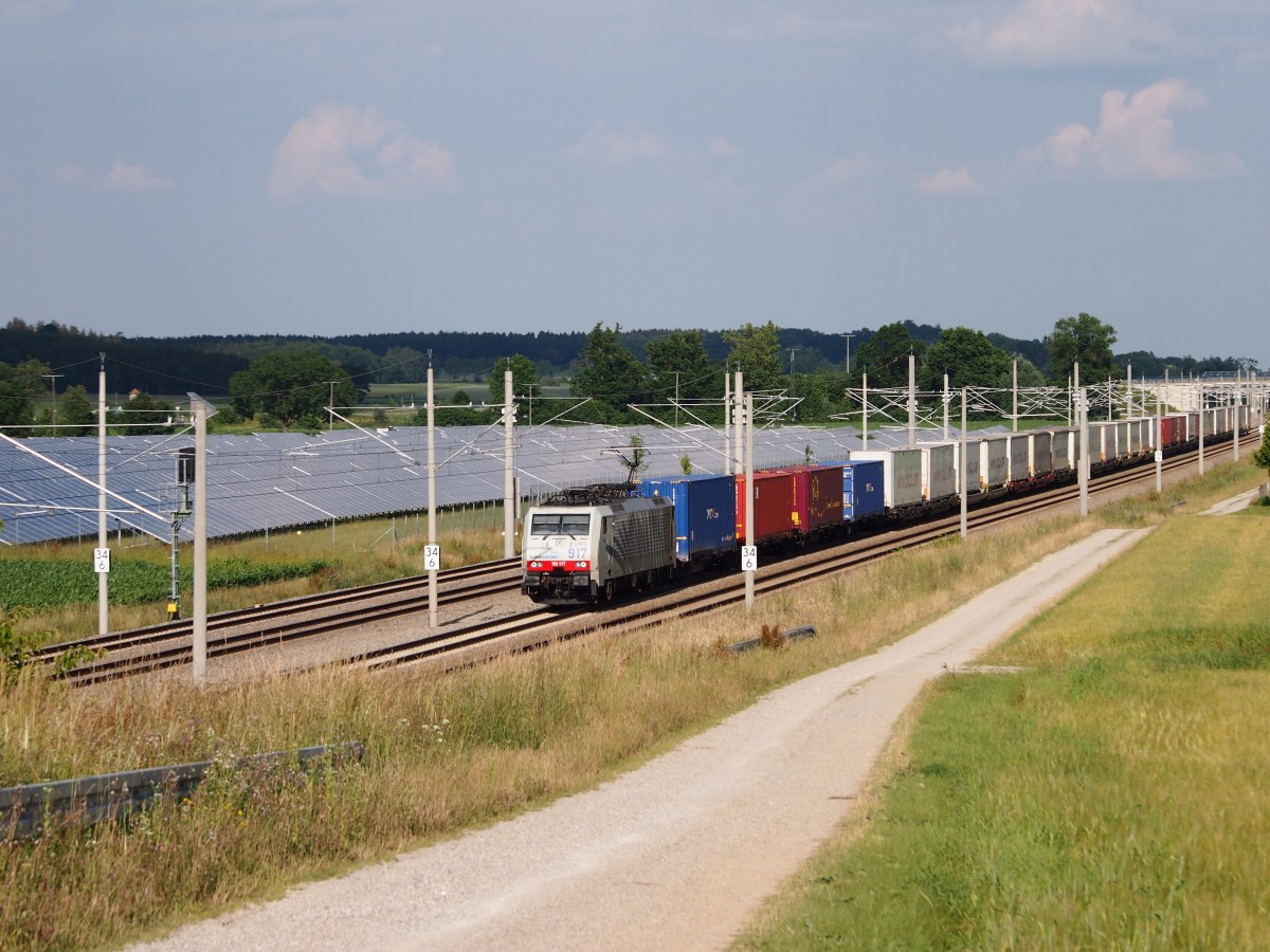 189 917 mit dem Ekol-Zug DGS 41856 von Trieste nach Köln Eifeltor. Am 26.06.15 bei Hattenhofen.