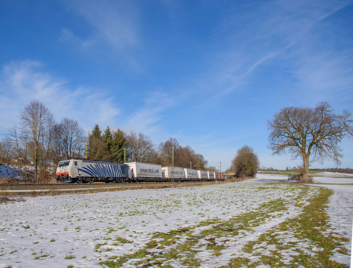 189 917 RTC-Lokomotion mit dem Ekol in Richtung Süden bei Ostermünchen am 4.2.2017.