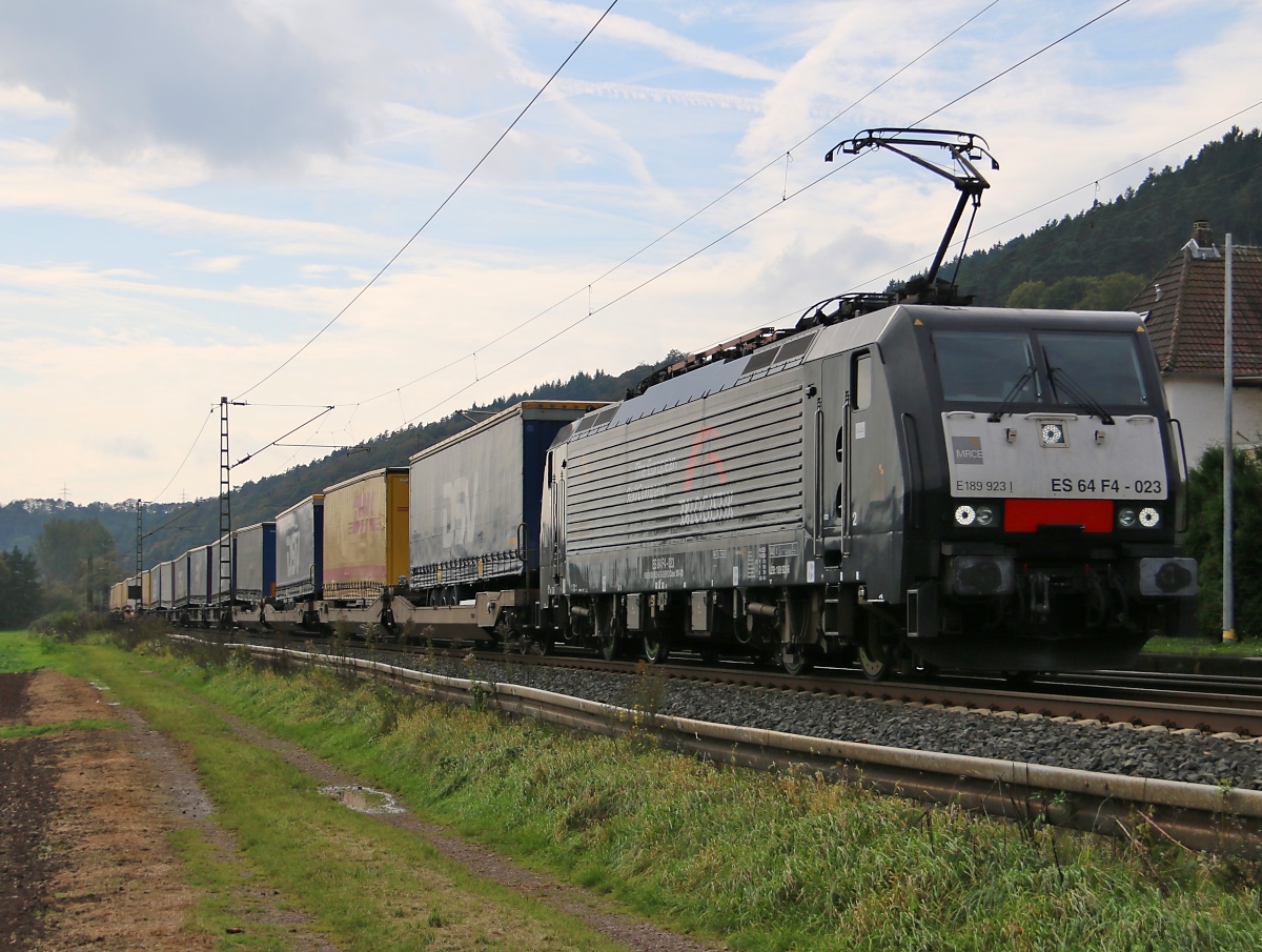 189 923 (ES 64 F4-023) bespannte am 10.10.2014 einen KLV-Zug in Fahrtrichtung Norden. Aufgenommen in Ludwigsau-Friedlos.