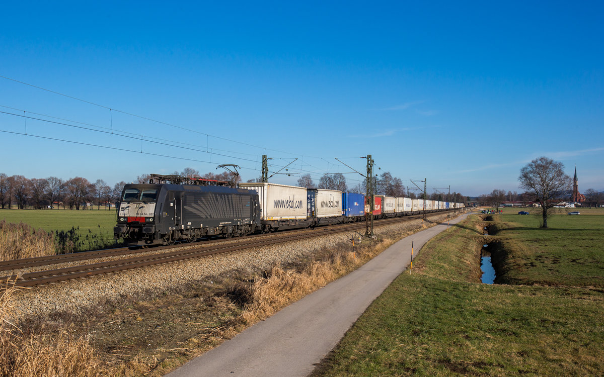 189 927 von Lokomotion fährt mit einem EKOL bei Übersee in Richtung München, aufgenommen am 29. Dezember 2016.