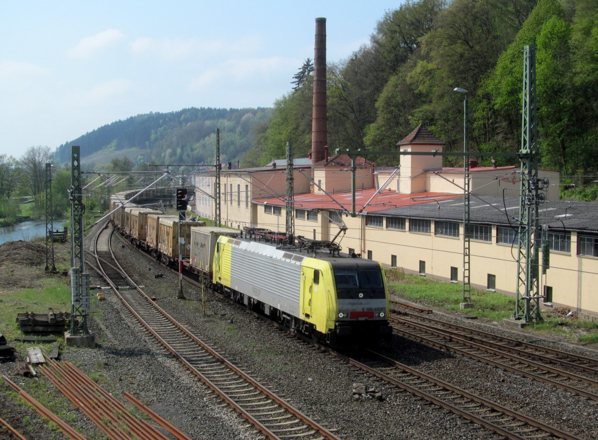 189 930 von Dispolok / TXL zieht am 19. April 2014 einen Containerzug durch Kronach in Richtung Saalfeld.