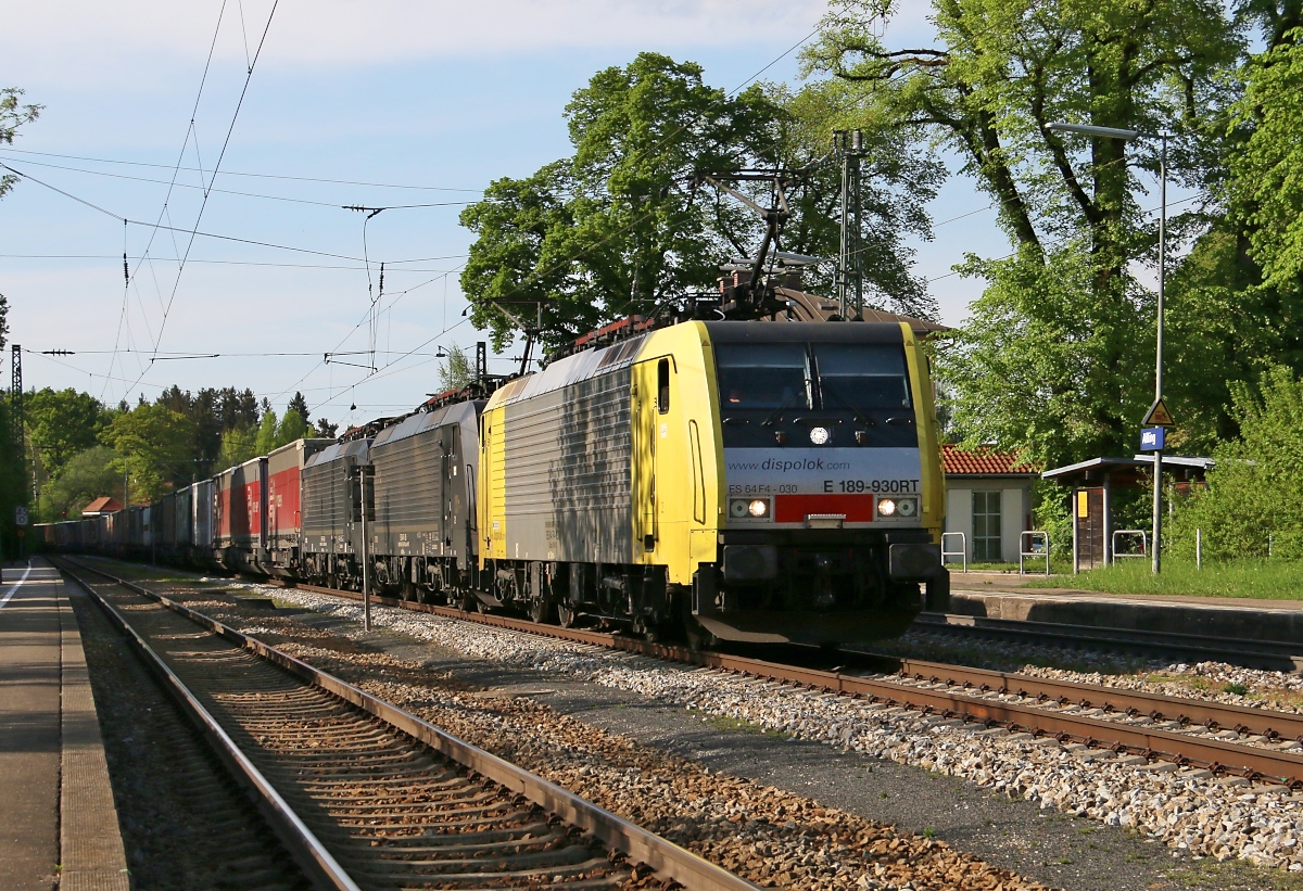 189 930 (ES 64 F4-030) in Doppeltraktion mit 189 935 (ES 64 F4-035) und der Wagenlok 189 934 (ES 64 F4-034) und einem KLV-Zug in Fahrtrichtung Kufstein. Aufgenommen in Aßling am 08.05.2015.