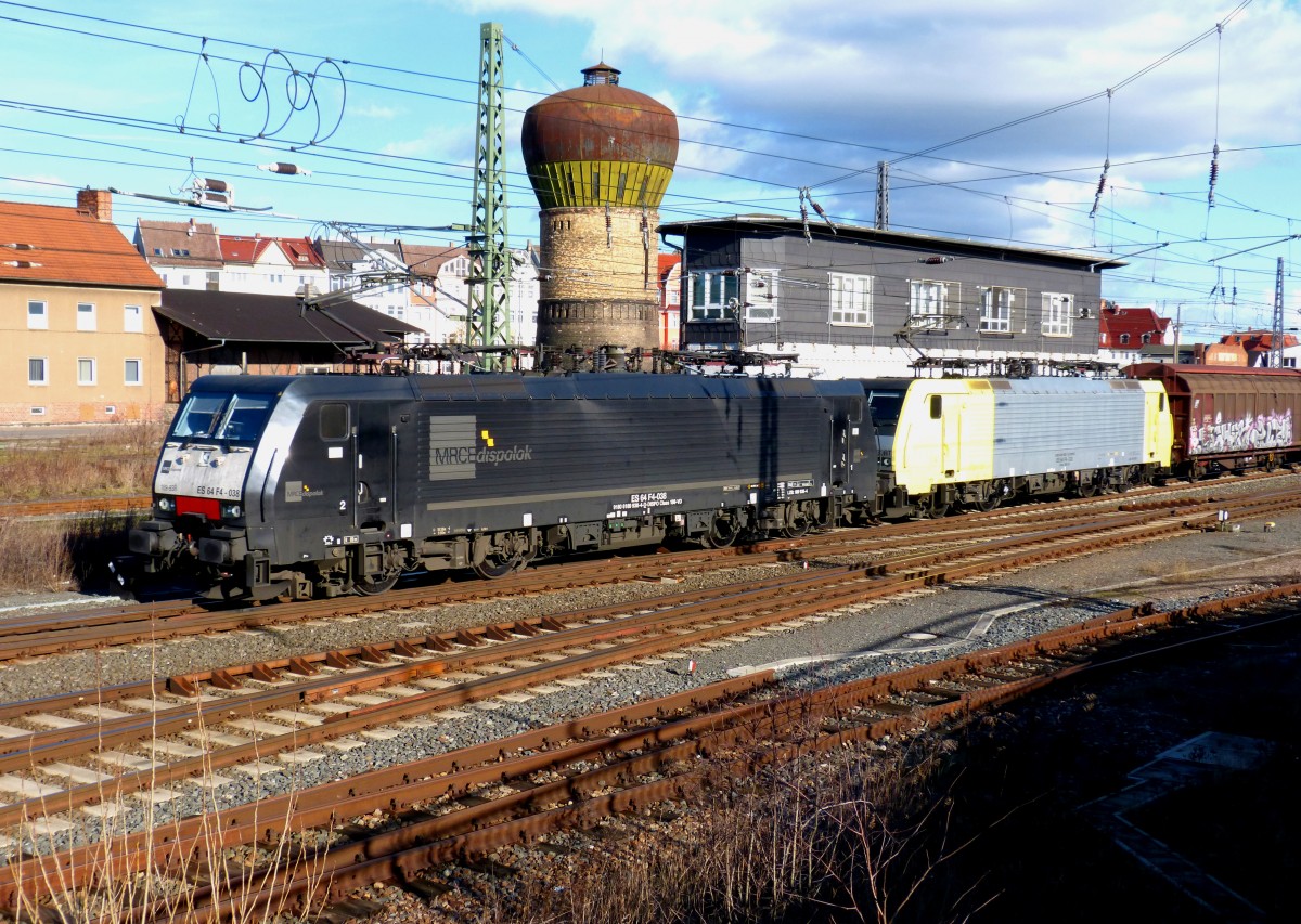 189 938 und 189 930 mit Gterzug passieren das Stellwerk und den Wasserturm 16.02.2014 Nordhausen