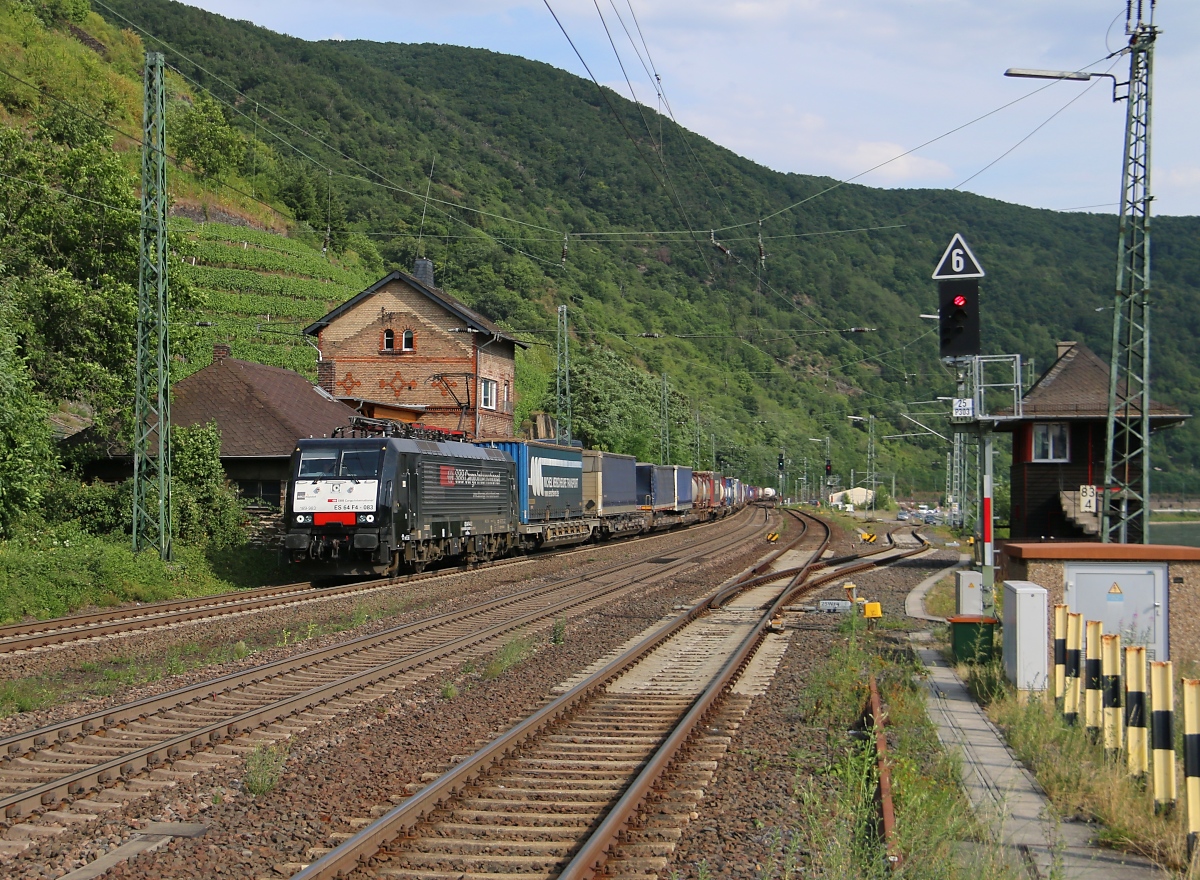 189 983 (ES 64 F4-083) mit KLV-Zug in Fahrtrichtung Koblenz. Aufgenommen am 11.07.2015 in Kaub am Rhein.