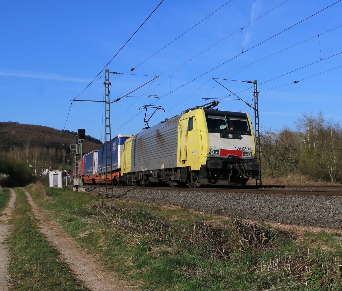 189 989 (ES 64 F4-089) mit KLV-Zug in Fahrtrichtung Süden. Aufgenommen am 19.04.2015 zwischen Ludwigsau-Friedlos und Mecklar. 