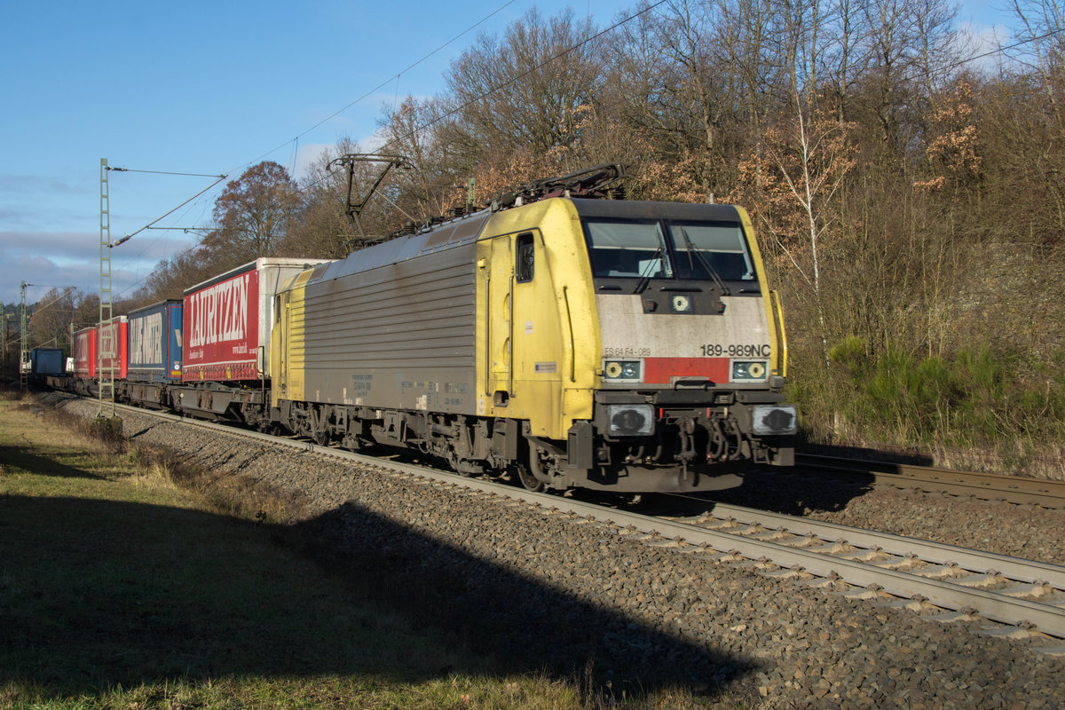 189-989 NC (ES 64 F4-089) ist am 15.12.16 mit einen Aufliegerzug in Richtung Süden unterwegs gesehen bei Vollmerz.