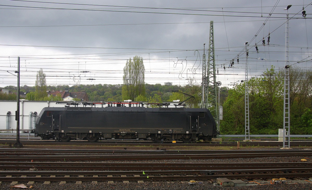 189 990 von MRCE rangiert in Aachen-West. Aufgenommen vom Bahnsteig in Aachen-West. Bei Regenwolken am Nachmittag vom 25.4.2015.