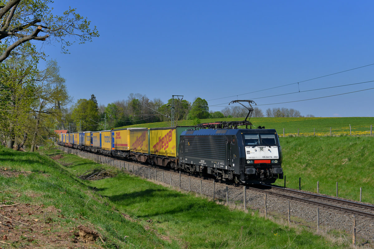 189 992 mit einem umgeleiteten KLV am 08.05.2016 bei Föching. 