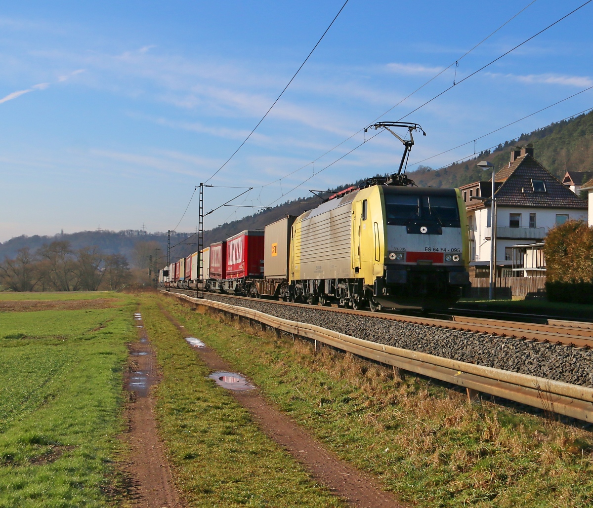 189 995 (ES 64 F4-095) mit KLV-Zug in Fahrtrichtung Norden. Aufgenommen am 13.02.2016 in Ludwigsau-Friedlos.