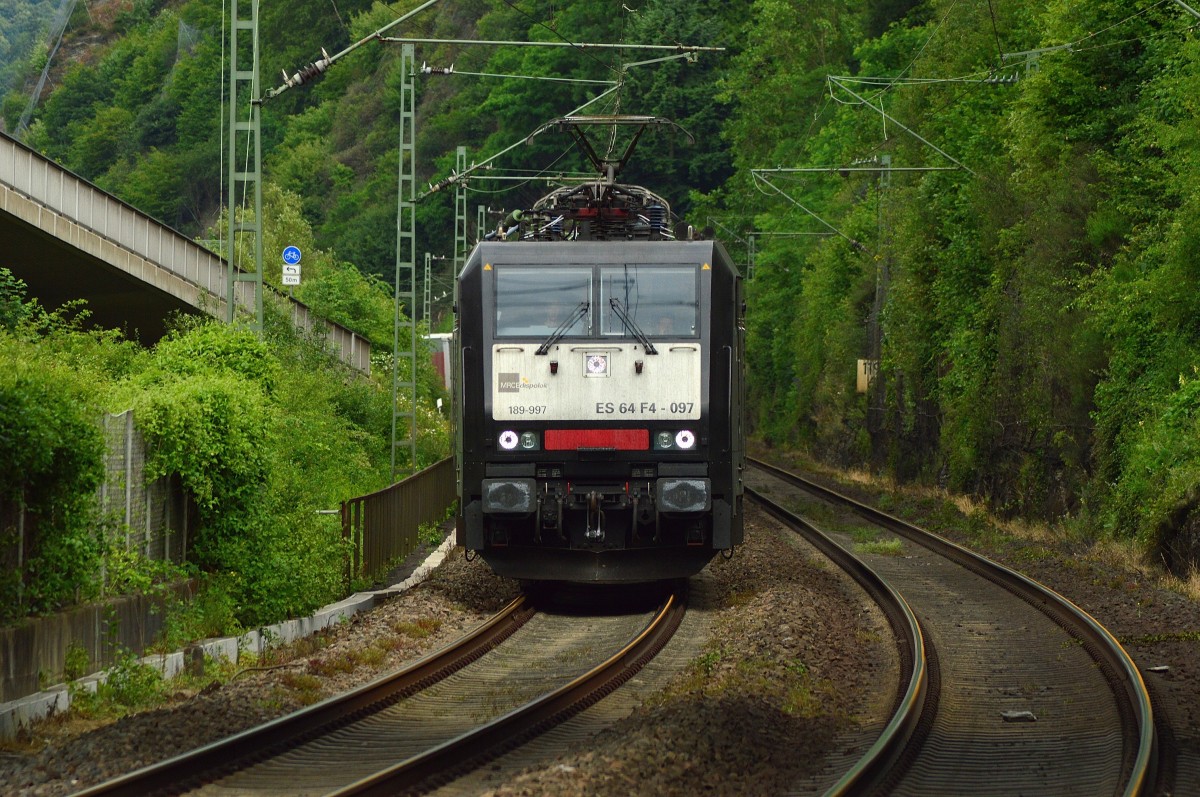 189 997 der MRCE kommt hier bei Hirzenach mit einem Containerzug rheinabwärts gen Koblenz gefahren. 15.6.2014