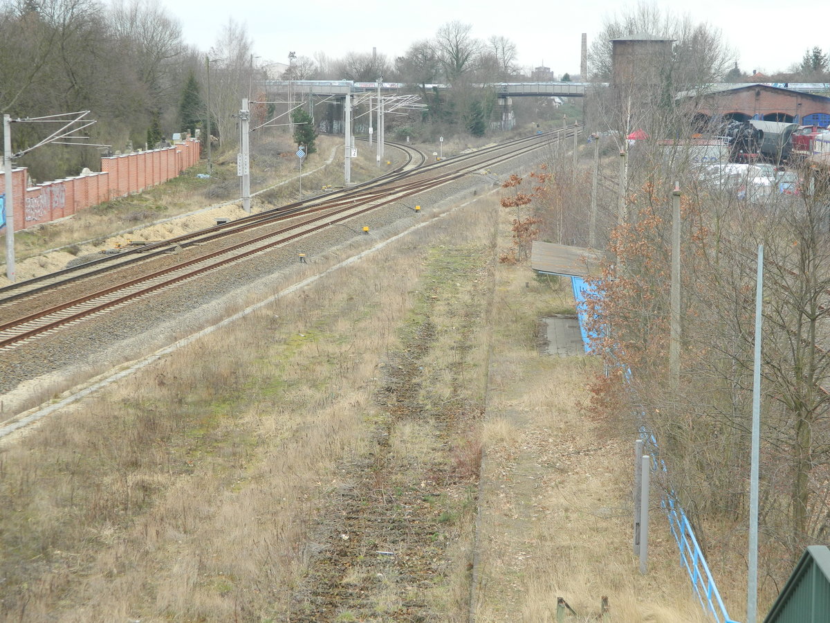 19.03.2016 - Das war mal der Haltepunkt  Schwartzestrasse  in Leipzig. Nichts lässt erkennen, dass hier mal ein kleines Stellwerk stand, wozu auch. Am rechten Bildrand ist der Lokschuppen, der Wasserturm und ein paar Fahrzeuge vom Eisenbahnmuseum Leipzig zu sehen. Früher sah das mal so aus: http://www.bahnbilder.de/bild/Deutschland~Bahntechnische+Anlagen+und+Kunstbauten~Stellwerke/931315/haltepunkt-schwartzestrasse-in-leipzig-das-bild.html