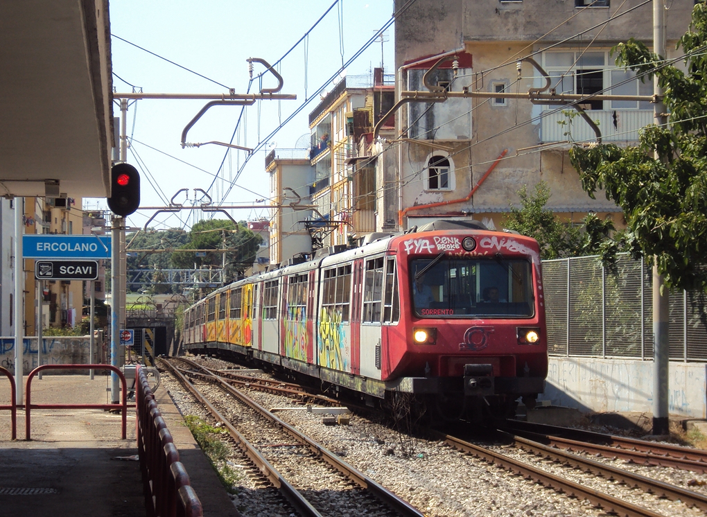 19.07.2014, Ercolano. Ein Zug der Linie Circumvesuviana erreicht den Bahnhof Ercolano Scavi.