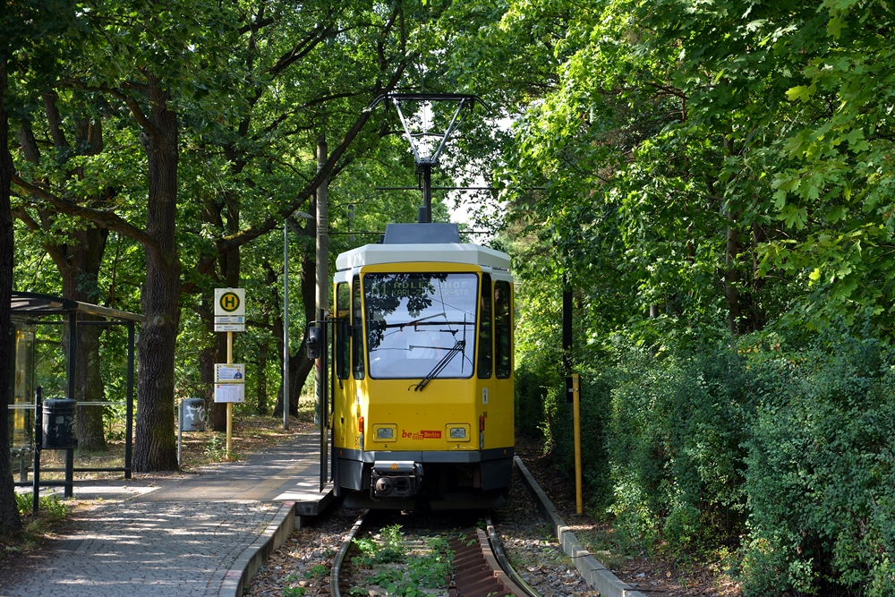 19.08.2015, Berlin, Schleife Rahnsdorf/Waldschänke. Tatra KT4DM wartet auf Abfahrt.