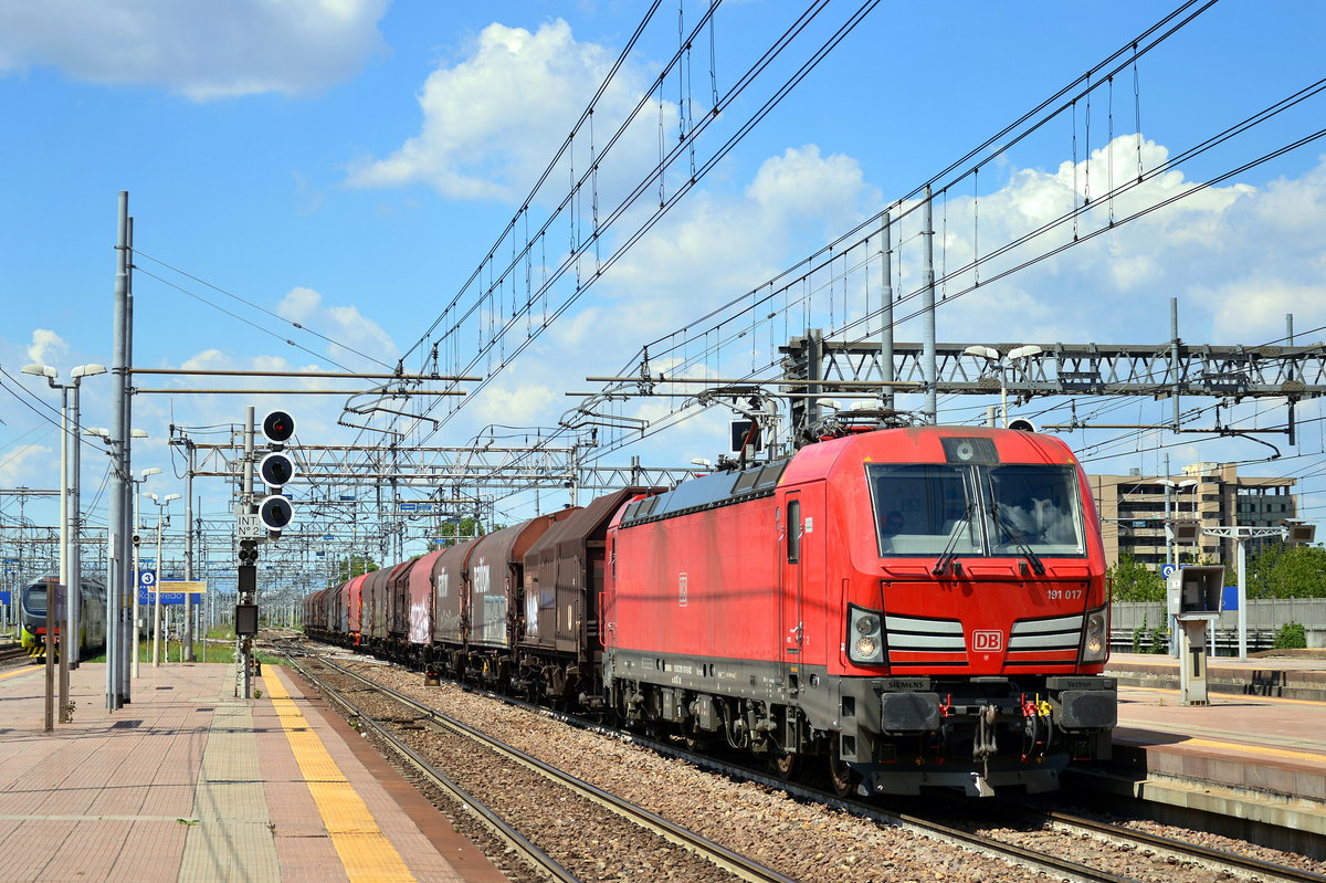 191 017 mit Güterzug Chiasso - Novi S.Bovo durchläuft Bahnhof von Milano Rogoredo, in einem sonnigen Frühlingsnachmittag - 09.05.2017