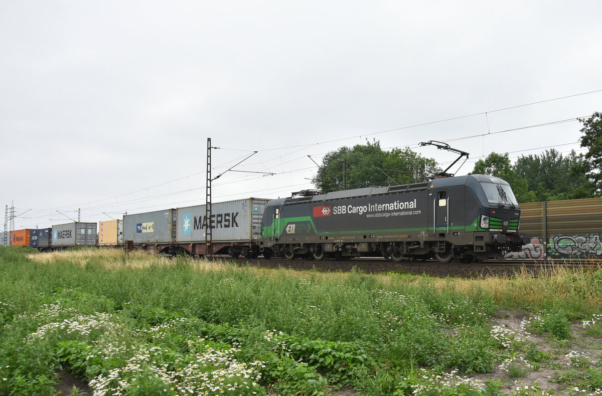193 201-1 der ELL mit Container kommend aus Richtung Lüneburg. Höhe Bardowick, 26.06.2018.