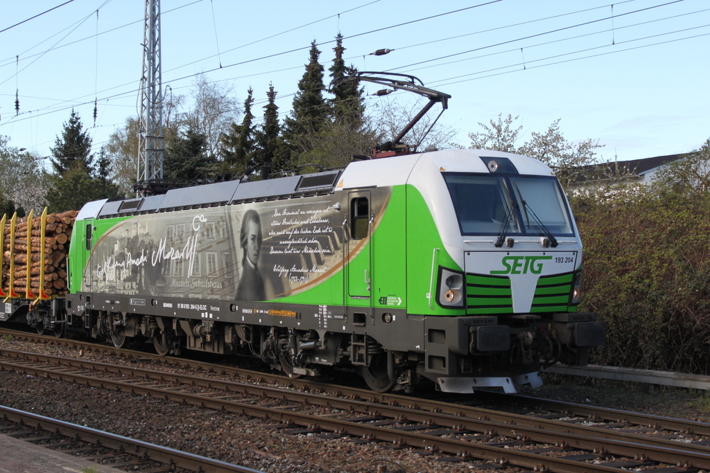 193 204-5  mit Holzzug von Rostock-Bramow nach Stendal-Niedergrne via Borstel Kr.Stendal bei der Ausfahrt in Rostock-Bramow.16.04.2017