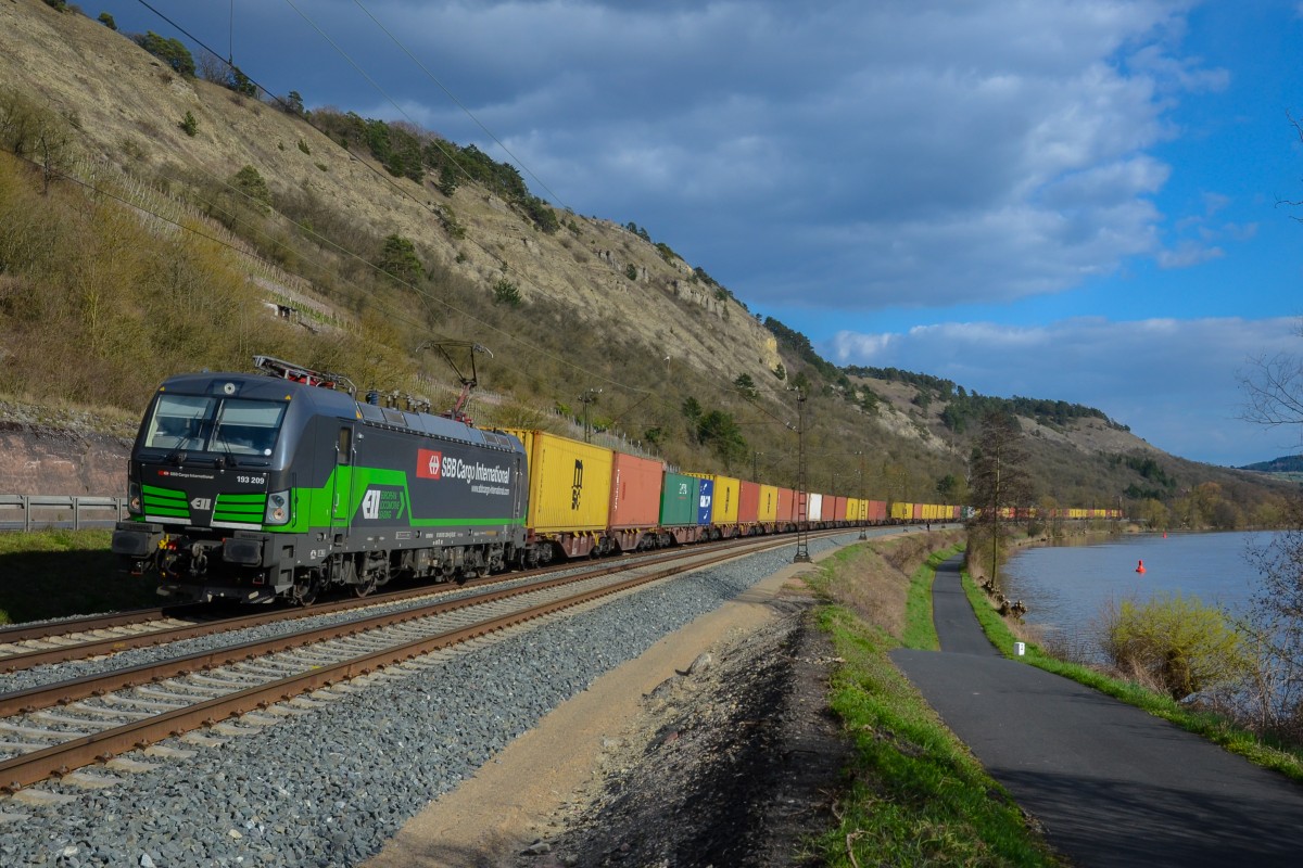 193 209 am 05.04.2015 mit einem Containerzug bei Karlstadt.