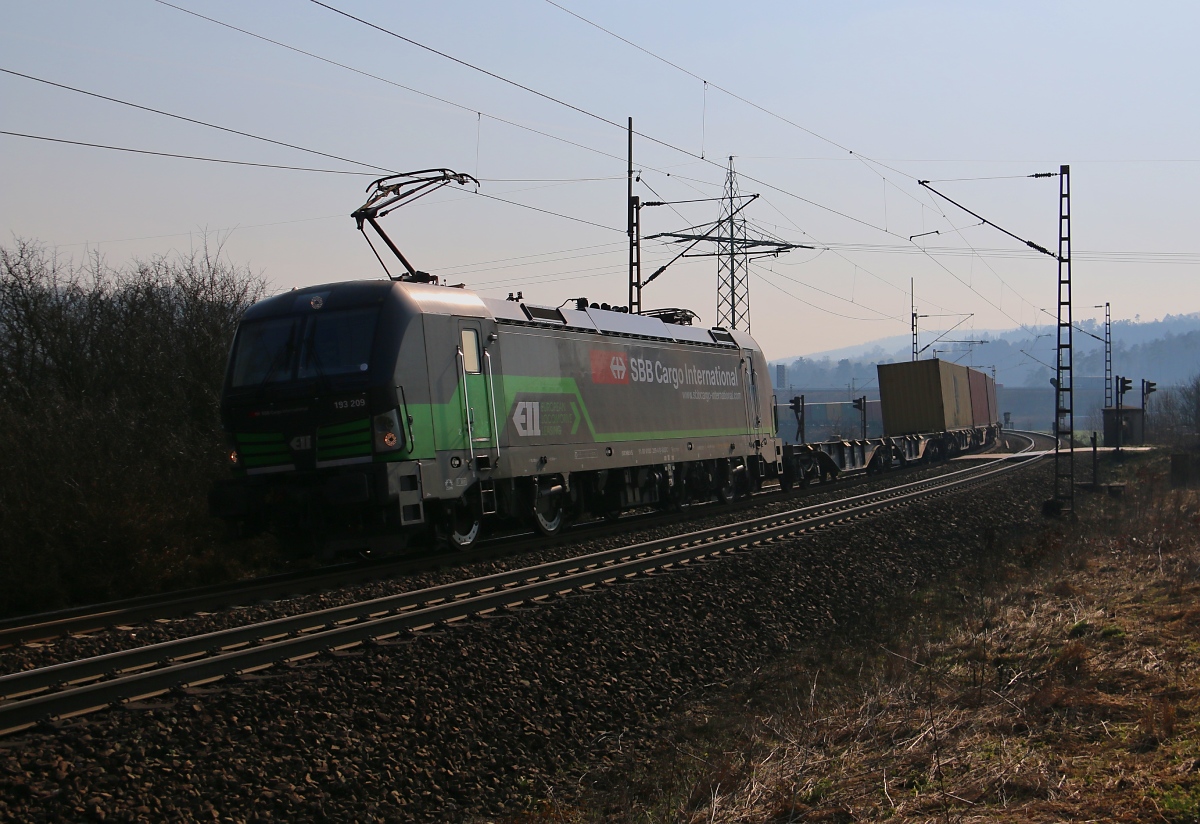 193 209 der ELL für SBB Cargo mit Containerzug in Fahrtrichtung Norden. Aufgenommen am 20.03.2015 zwischen Eichenberg und Friedland.