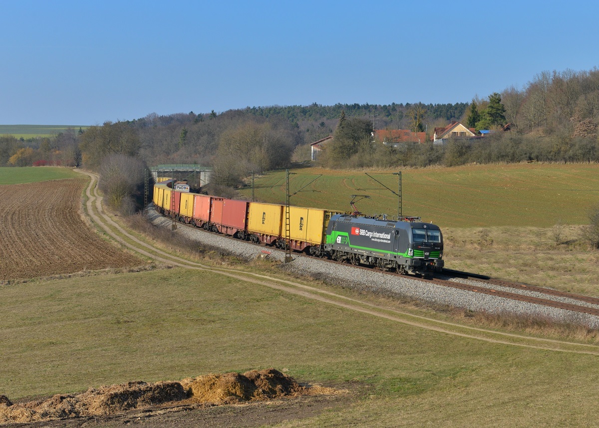 193 209 mit einem Containerzug am 19.03.2015 bei Edlhausen. 