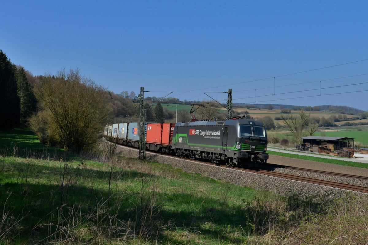 193 209 mit einem Containerzug am 11.04.2016 bei Dollnstein. 