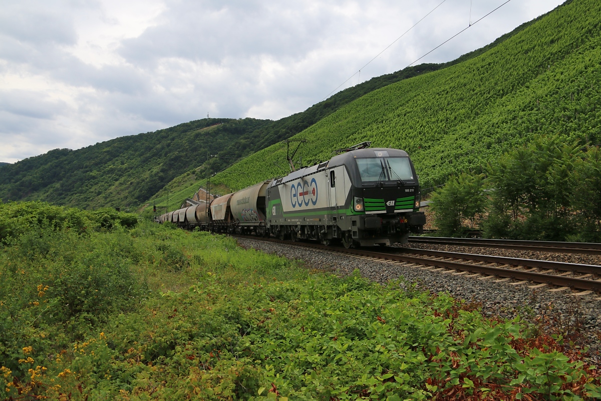 193 211 der ELL für ECCO Rail mit Getreidezug in Fahrtrichtung Koblenz. Aufgenommen am Bopparder Hamm am 12.07.2015.