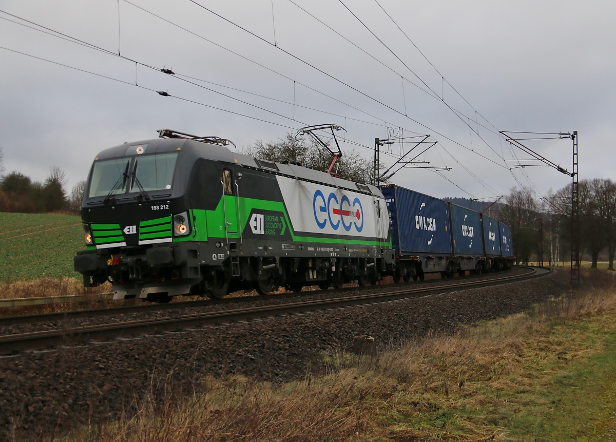 193 212 mit Containerzug in Fahrtrichtung Süden. Aufgenommen bei Niederhone am 10.02.2015.