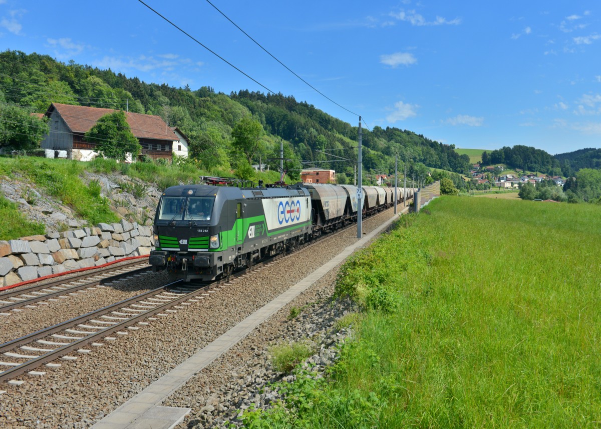 193 212 mit einem Getreidezug am 29.06.2015 bei Wernstein am Inn.